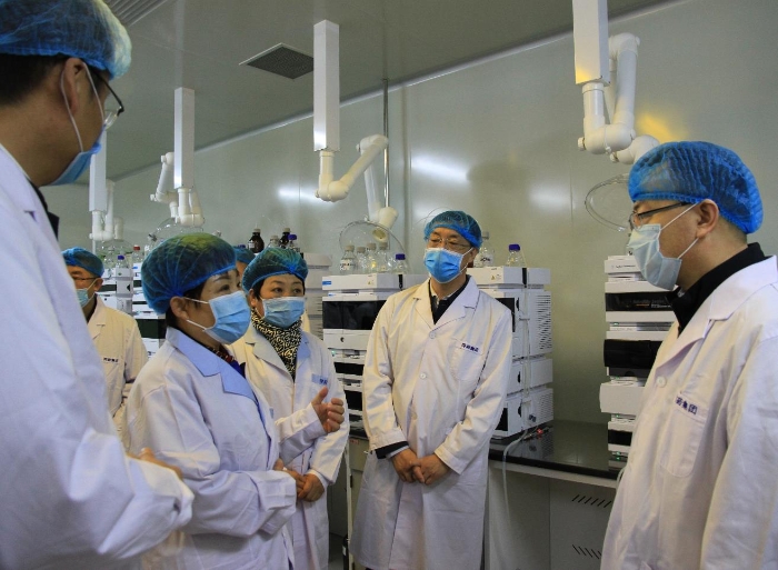 圖為山西省藥品監(jiān)管局黨組書記、局長贠亞明(右一)在大同聽取藥品檢測能力建設(shè)情況。