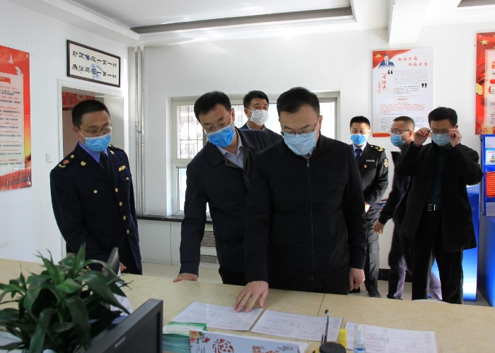 圖為山西省藥品監(jiān)管局黨組書記、局長贠亞明(中)在大同調(diào)研藥品安全智慧監(jiān)管情況。