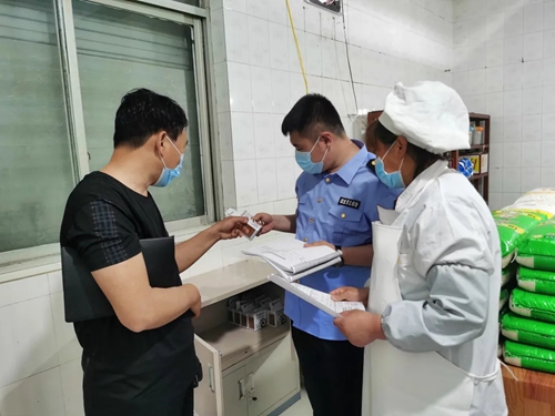 河北保定市市場(chǎng)監(jiān)管部門全力保障第二批復(fù)學(xué)學(xué)校食堂食品安全