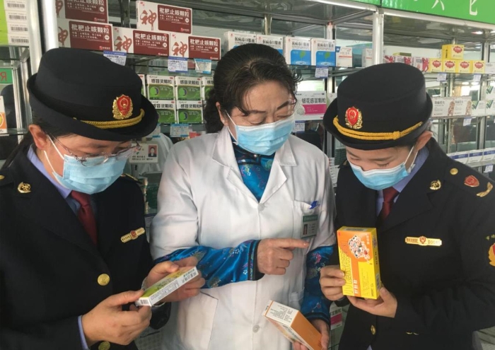 該局監(jiān)管人員正在藥品經(jīng)營企業(yè)檢查該企業(yè)藥品儲存情況