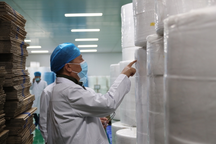 “五_一”小長(zhǎng)假期間，新疆維吾爾自治區(qū)藥監(jiān)局黨組書記、局長(zhǎng)張鈺祥 帶隊(duì)赴哈密市調(diào)研口罩生產(chǎn)企業(yè)。（馬少賓攝）