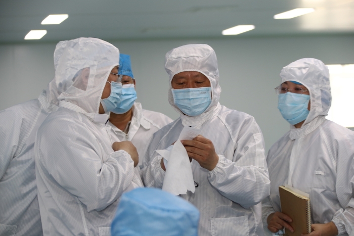 “五_一”小長(zhǎng)假期間，新疆維吾爾自治區(qū)藥監(jiān)局黨組書記、局長(zhǎng)張鈺祥（右二）帶隊(duì)赴哈密市調(diào)研口罩生產(chǎn)企業(yè)。（馬少賓攝）