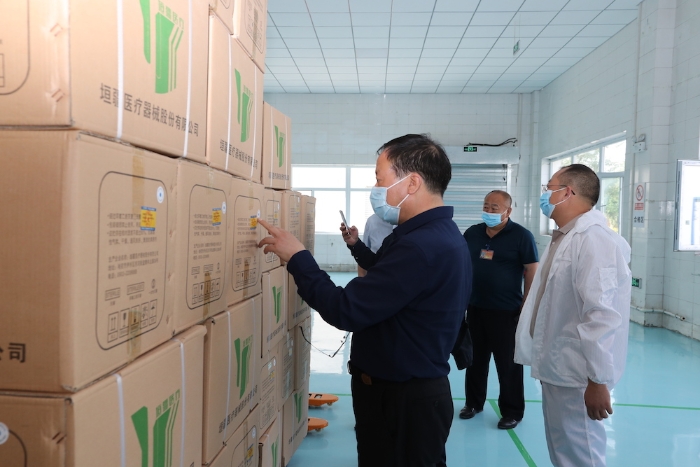 “五_一”小長(zhǎng)假期間，新疆維吾爾自治區(qū)藥監(jiān)局黨組書記、局長(zhǎng)張鈺祥（左一）帶隊(duì)赴哈密市調(diào)研口罩生產(chǎn)企業(yè)。（馬少賓攝）