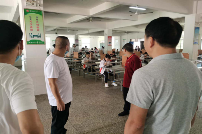 嚴(yán)把復(fù)學(xué)復(fù)課校園食品安全