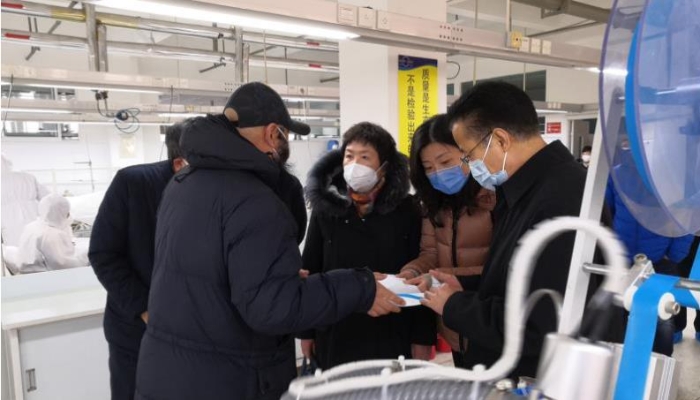 李璐（右二）督導(dǎo)期間聽(tīng)取煙臺(tái)舒朗公司負(fù)責(zé)人醫(yī)用防護(hù)服改進(jìn)設(shè)計(jì)的介紹。