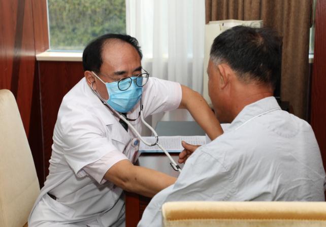 圖為彭大為為患者檢查。