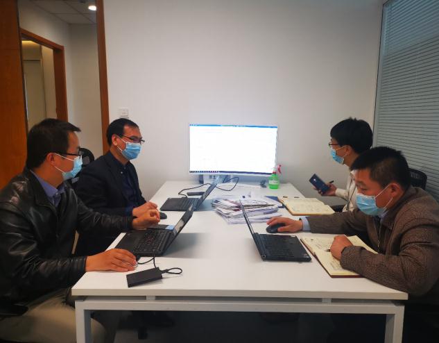 青年干部在討論核查工作 青年干部在討論核查工作