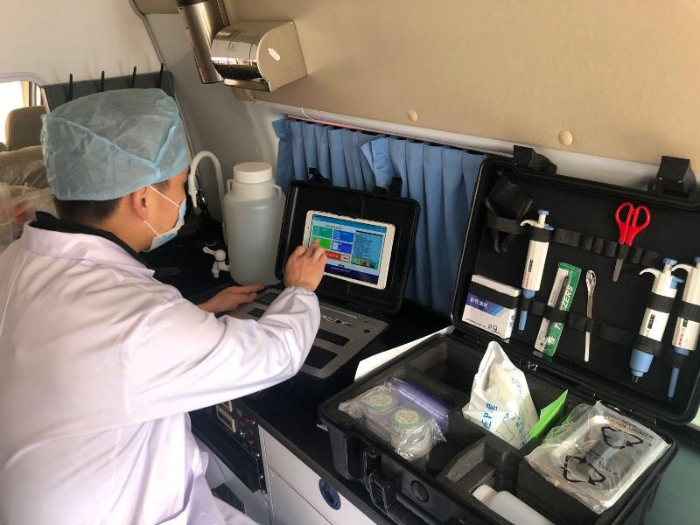 蘭州市城關(guān)區(qū):檢測(cè)車(chē)“上門(mén)”抽檢 全力保障食品安全 蘭州市城關(guān)區(qū):檢測(cè)車(chē)“上門(mén)”抽檢 全力保障食品安全