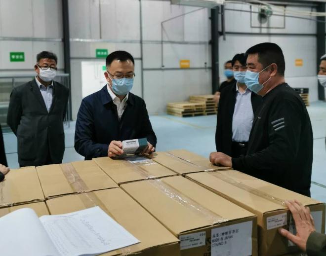 山西省藥品監(jiān)督管理局黨組書記、局長贠亞明（左二）在藥品經(jīng)營單位調(diào)研藥品倉儲以及藥品安全管理情況