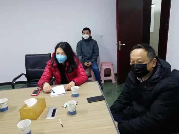 圖為袁媛外地指導(dǎo)企業(yè)申報(bào)工作場景