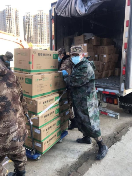 圖四為朱捷在武漢搬運(yùn)藥品照片