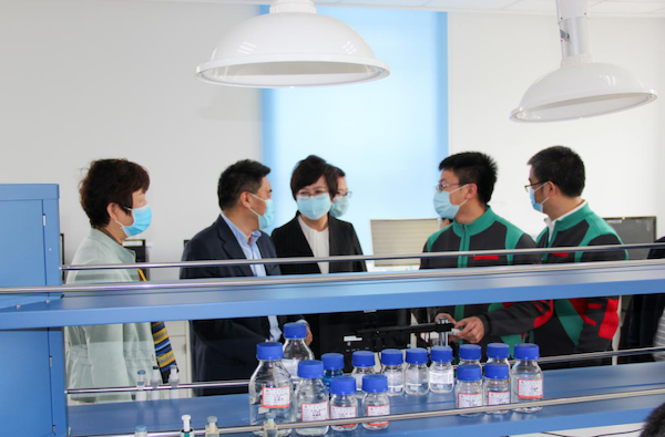 圖為吉林省藥監(jiān)局黨組書記、局長劉寶芳一行調研企業(yè)新型冠狀病毒體外診斷產品研發(fā)生產情況。