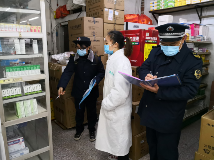 柳州市市場(chǎng)監(jiān)督管理局執(zhí)法人員對(duì)口罩、消毒用品等疫情防控物質(zhì)庫存情況進(jìn)行摸排