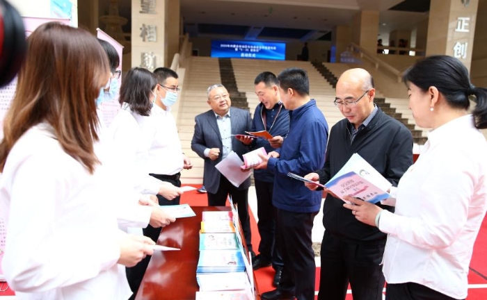 該局在啟動儀式結(jié)束后，為參加啟動儀式人員現(xiàn)場發(fā)放化妝品科普宣傳周資料。中國食品藥品網(wǎng)記者楊燕攝