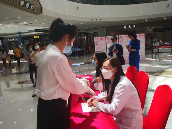 皮膚科專家現(xiàn)場義診。（陳陽 攝）