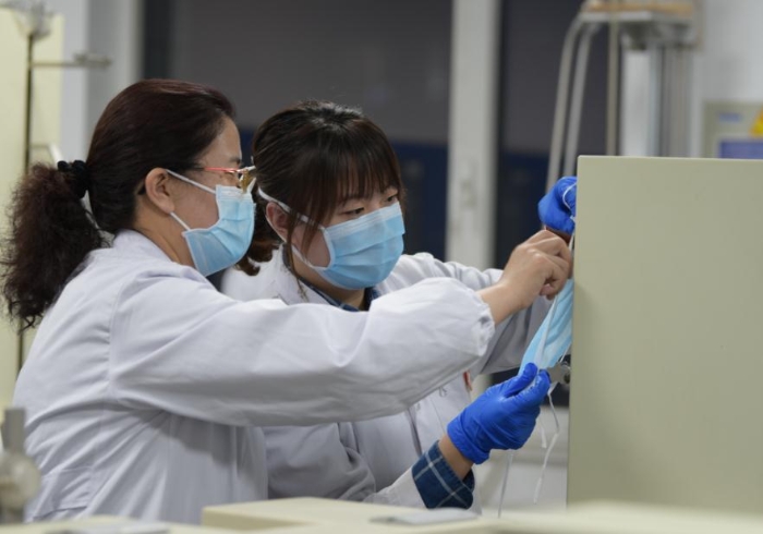 技術(shù)人員對(duì)口罩等疫情防控用品進(jìn)行檢驗(yàn)。