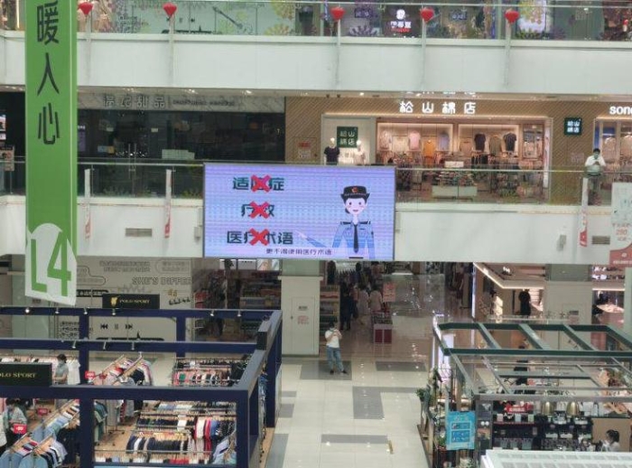 圖為海淀區(qū)市場監(jiān)管局在商業(yè)繁華地區(qū)、社區(qū)等，為化妝品科普宣傳“布局”造勢。