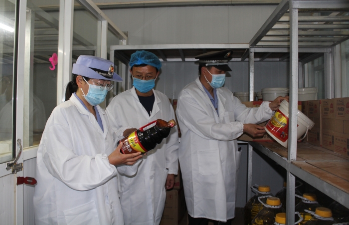 河南省尉氏縣市場監(jiān)管局加強(qiáng)餐飲服務(wù)環(huán)節(jié)食品安全檢查