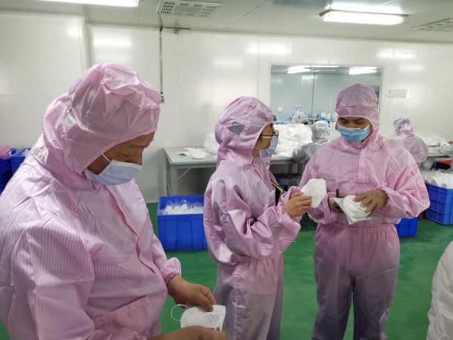 檢查員在車間檢查