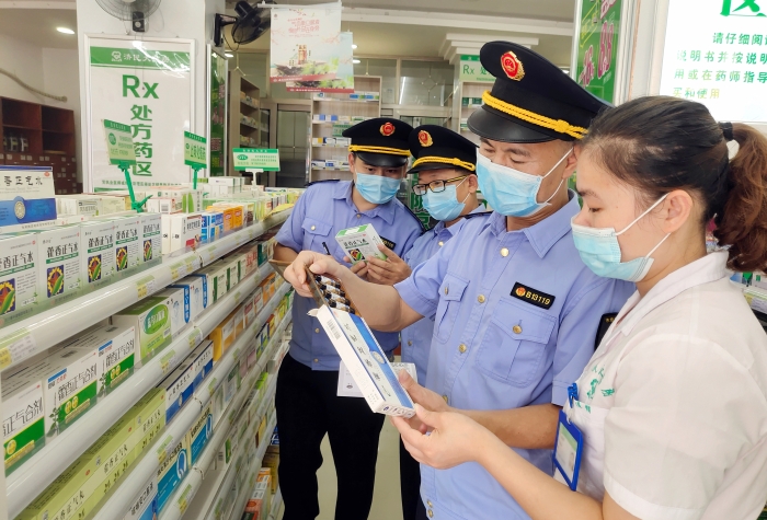 江西于都檢查農(nóng)村藥品經(jīng)營市場 (2)