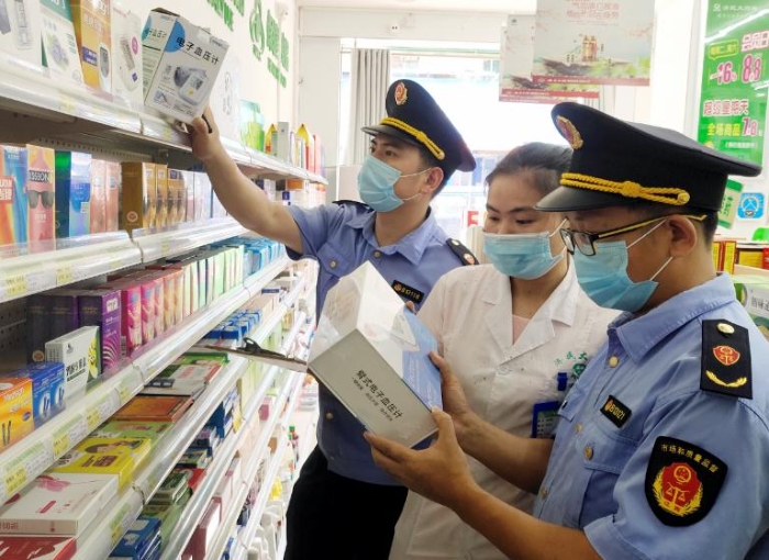 圖為該局執(zhí)法人員正在一鄉(xiāng)鎮(zhèn)藥店內(nèi)檢查電子血壓計。
