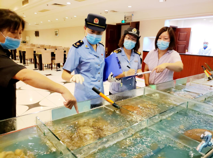 圖為順義區(qū)市場監(jiān)管局執(zhí)法人員檢查水產(chǎn)品、肉類等進貨渠道。