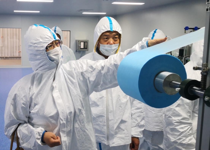 圖為吉林檢查分局監(jiān)管人員檢查口罩熔噴布質(zhì)量安全。吉林省