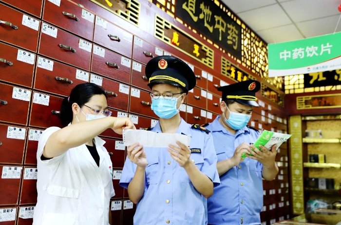 圖為6月16日該局執(zhí)法人員在一家零售藥店檢查中藥飲片質(zhì)量。