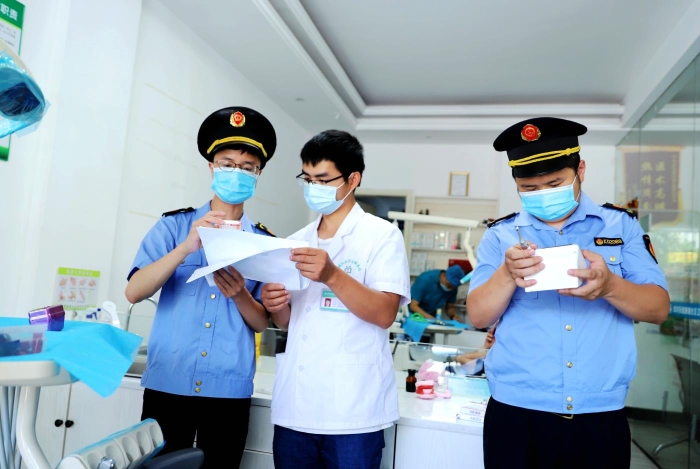 圖為6月17日該局執(zhí)法人員正對在城南一家口腔診所的藥械進行檢查。