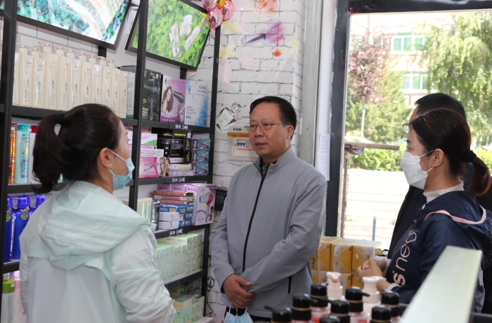 自治區(qū)藥監(jiān)局黨組書(shū)記、局長(zhǎng)張鈺祥帶隊(duì)在伊犁州鞏留縣檢查化妝品經(jīng)營(yíng)門店。馬少賓攝