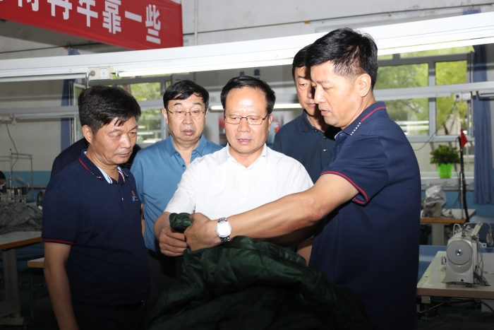 新疆維吾爾自治區(qū)藥監(jiān)局黨組書記、局長張鈺祥（左三）帶隊(duì)在昌吉州調(diào)研防護(hù)服生產(chǎn)企業(yè)。局黨組成員、副局長馬明輝（左二）陪同調(diào)研。（馬少賓攝）