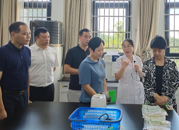 7月13日，永州市副市長李旦梅（右一）調(diào)研市食品質(zhì)量安全監(jiān)督檢測檢驗中心