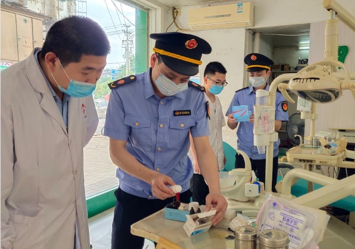 圖為7月15日該局執(zhí)法人員正在一鄉(xiāng)鎮(zhèn)口腔診所檢查藥械。