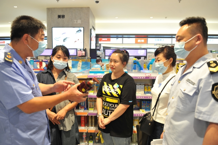 圖為該局工作人員在抽檢現(xiàn)場(chǎng)向化妝品經(jīng)營單位宣傳新出臺(tái)的《化妝品監(jiān)督管理?xiàng)l例》_1488 圖為該局工作人員在抽檢現(xiàn)場(chǎng)向化妝品經(jīng)營單位宣傳新出臺(tái)的《化妝品監(jiān)督管理?xiàng)l例》_1488