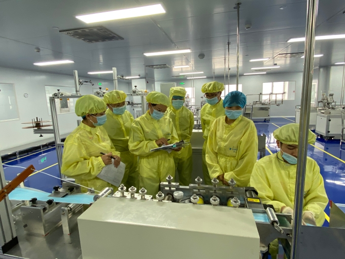 工作人員在生產(chǎn)一線進(jìn)行檢查