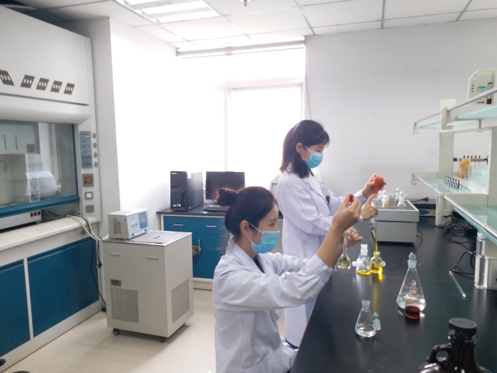 陜西省食品藥品監(jiān)督檢驗研究院技術(shù)人員正在進行藥品檢驗 陜西省食品藥品監(jiān)督檢驗研究院技術(shù)人員正在進行藥品檢驗