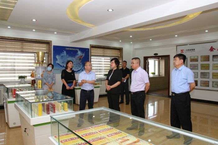 圖為吉林省藥監(jiān)局黨組書記、局長劉寶芳（右三）調(diào)研藥品生產(chǎn)企業(yè)發(fā)展?fàn)顩r。