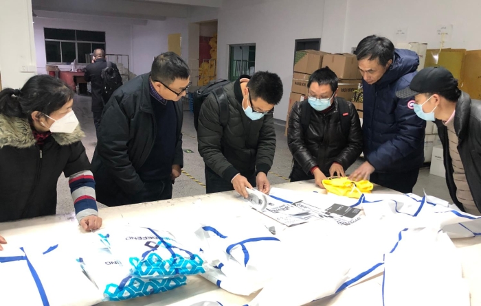 圖為顏高星在某企業(yè)檢查（左三為顏高星）