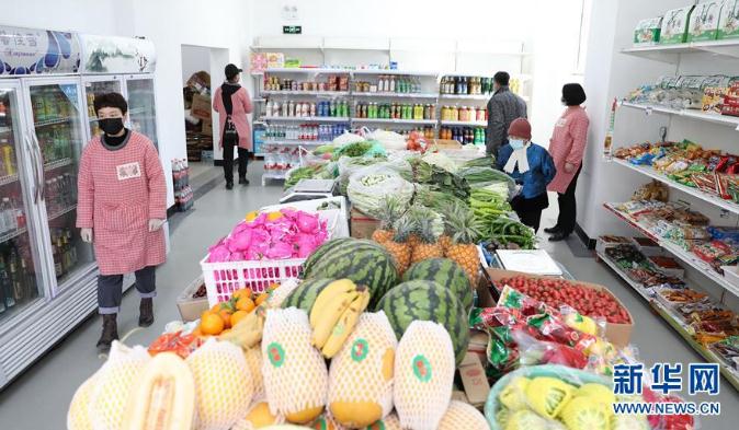 居民在鞍山市鐵東區(qū)和平街道健身社區(qū)“幸福驛站”里的超市買(mǎi)東西（3月11日攝）。 新華社記者 姚劍鋒 攝
