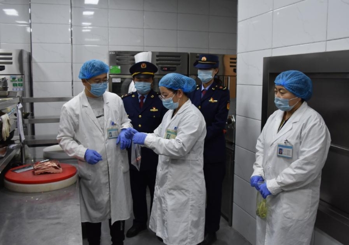 赤峰市阿魯科爾沁旗市場(chǎng)監(jiān)督管理局工作人員在轄區(qū)內(nèi)開(kāi)展食品安全抽檢。阿魯科爾沁旗市場(chǎng)監(jiān)督管理局供圖