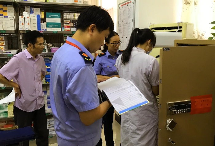 圖為該局執(zhí)法人員在一家醫(yī)院藥房檢查麻醉、精神藥品出入庫情況。