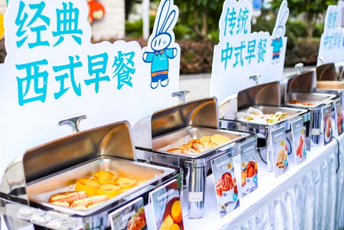 流動(dòng)早餐車(chē)上的早餐品類(lèi)豐富，涵蓋中式西式各類(lèi)餐點(diǎn)。新華網(wǎng) 發(fā)