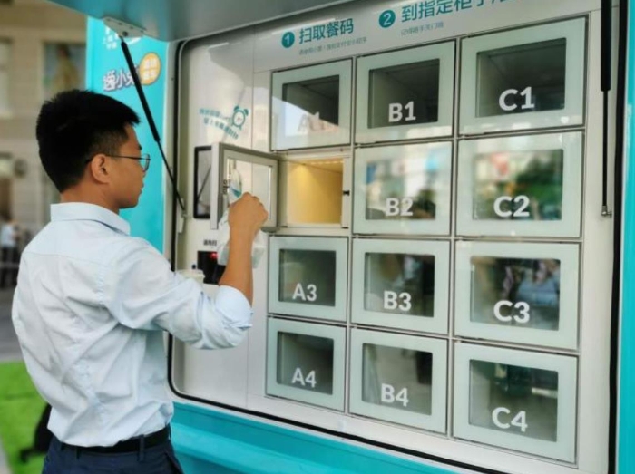 一位顧客正從智能保溫柜取走自己的早餐。新華網(wǎng)發(fā)（熊多多 攝）
