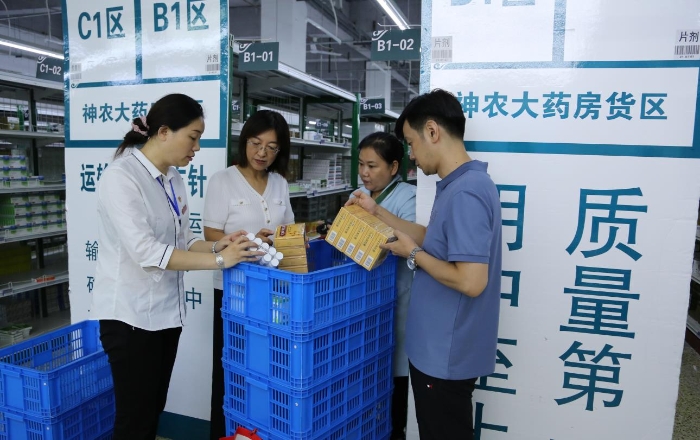 2圖為執(zhí)法人員在四平益邦醫(yī)藥有限公司倉庫檢查藥品儲存情況（葉陽歡攝）。