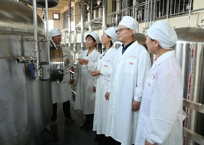 3圖為執(zhí)法人員在吉林益民堂制藥有限公司檢查藥品生產(chǎn)設(shè)備運(yùn)行情況（葉陽歡攝）