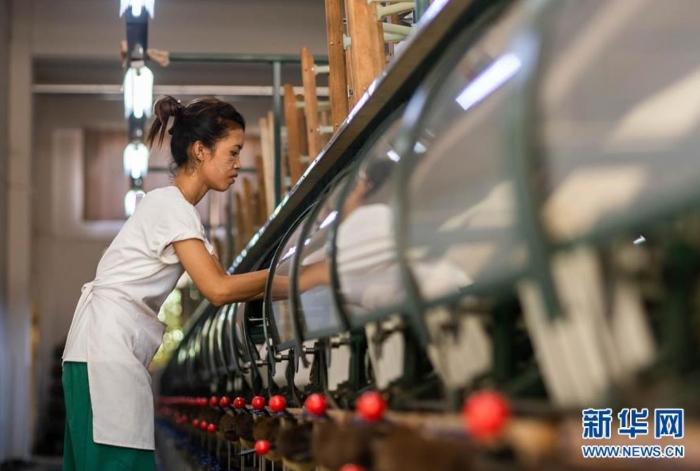 云南德宏正信實(shí)業(yè)股份有限公司的工人在車(chē)間里作業(yè)（8月21日攝）。 新華社記者 胡超 攝