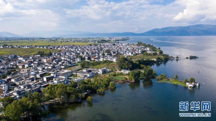 這是9月3日拍攝的云南省大理市古生村村貌與洱海風(fēng)光（無人機照片）。新華社記者 胡超 攝