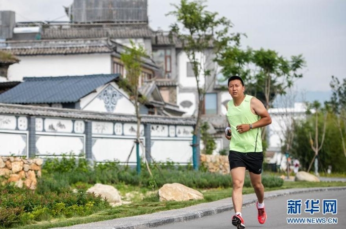 一名男子在大理市環(huán)洱海流域湖濱緩沖帶生態(tài)廊道跑步（9月3日攝）。新華社記者 胡超 攝