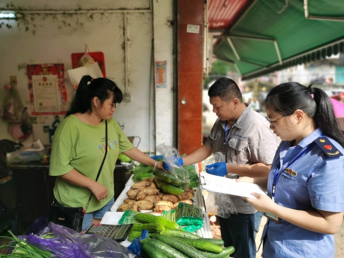 工作人員在融水鎮(zhèn)城南片區(qū)抽檢取樣 (3)