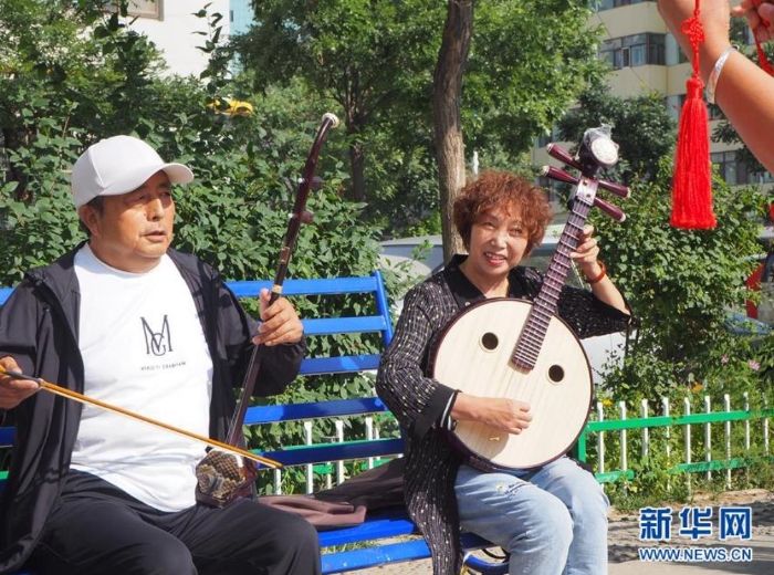 青海省西寧市韻家口鎮(zhèn)中莊村村民在演奏民樂(lè)（8月18日攝）。 新華社記者 白瑪央措 攝